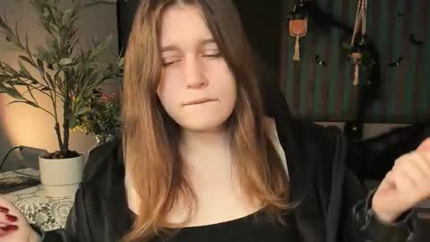 fiora online show from 10-19-25, 05:19