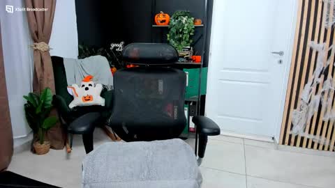 Snapshot of fireflowers_ chatting on 10-29-25, 10:33 Kallisy online show from 10-29-25, 10:33