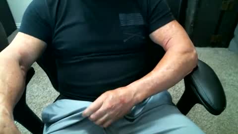 Snapshot of fitguy40 chatting on 05-08-26, 07:19 fitguy40 online show from 05-08-26, 07:19