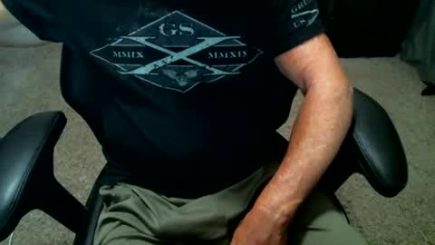 Snapshot of fitguy40 chatting on 05-10-26, 03:44 fitguy40 online show from 05-10-26, 03:44