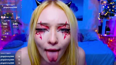 Snapshot of flaircorell chatting on 01-08-25, 07:24 Sophie online show from 01-08-25, 07:24