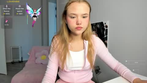 Snapshot of flooora_0 chatting on 10-14-25, 12:55 Mona online show from 10-14-25, 12:55