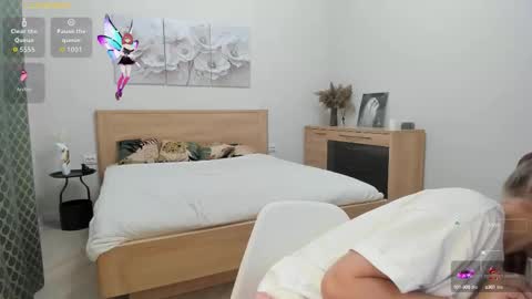 Snapshot of flooora_0 chatting on 10-24-25, 12:41 Mona online show from 10-24-25, 12:41