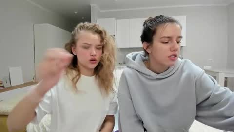 Snapshot of flooora_0 chatting on 10-25-25, 12:51 Mona online show from 10-25-25, 12:51