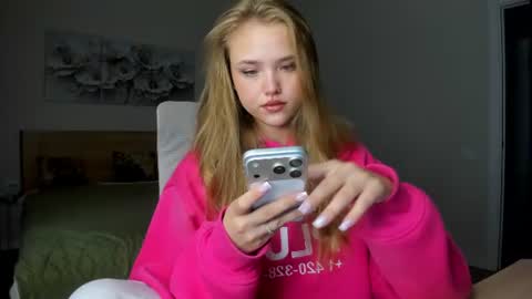 Snapshot of flooora_0 chatting on 06-15-26, 11:29 Mona online show from 06-15-26, 11:29