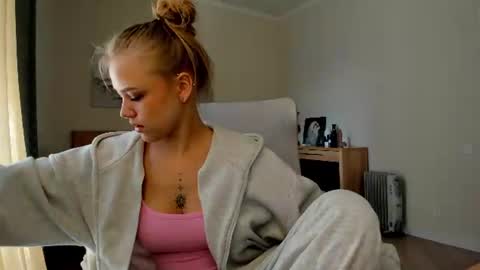 Snapshot of flooora_0 chatting on 07-15-26, 01:33 Mona online show from 07-15-26, 01:33