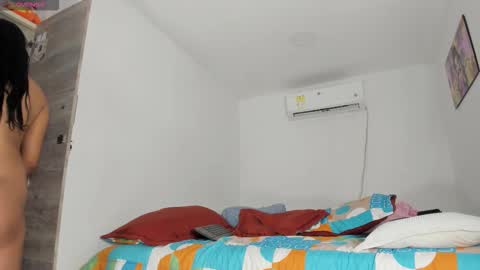 Snapshot of flor_herrera1 chatting on 11-26-25, 06:03 online show from 11-26-25, 06:03