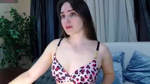 Snapshot of flouvet chatting on 06-14-26, 07:21 Flouvet online show from 06-14-26, 07:21