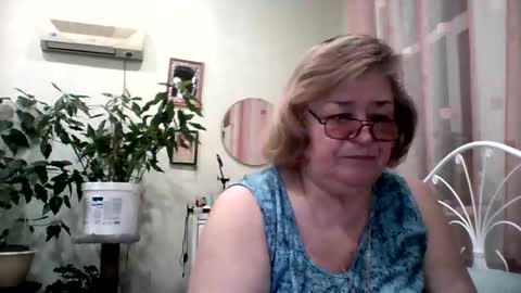 Snapshot of flowerlover8 chatting on 02-09-25, 04:04 Flowerlower online show from 02-09-25, 04:04