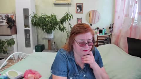 Snapshot of flowerlover8 chatting on 10-29-25, 06:48 Flowerlower online show from 10-29-25, 06:48