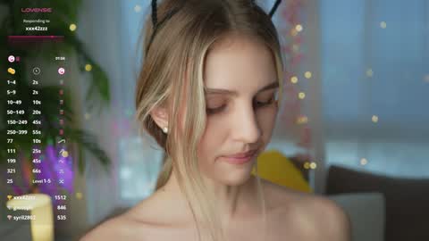 Snapshot of fluffy_angel chatting on 12-23-24, 11:25 Adeline online show from 12-23-24, 11:25