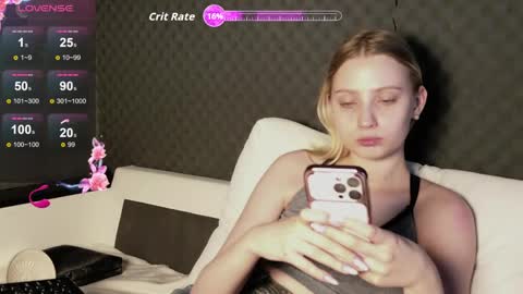fluffy_cloude online show from 05-20-26, 06:19