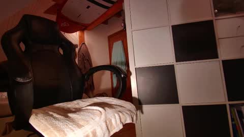 Snapshot of flyingmoon22 chatting on 10-17-25, 04:42 Matthew online show from 10-17-25, 04:42