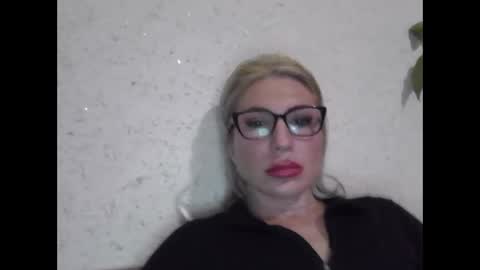 fox_red_lady7 online show from 04-19-26, 08:44