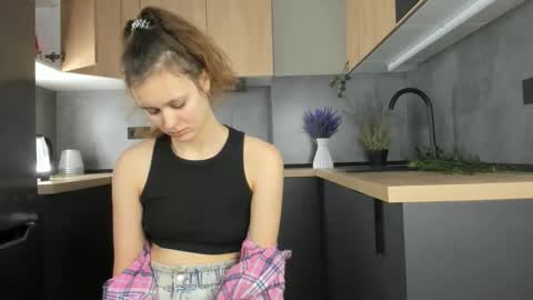 Snapshot of foxfever chatting on 11-26-25, 06:58 Lily online show from 11-26-25, 06:58