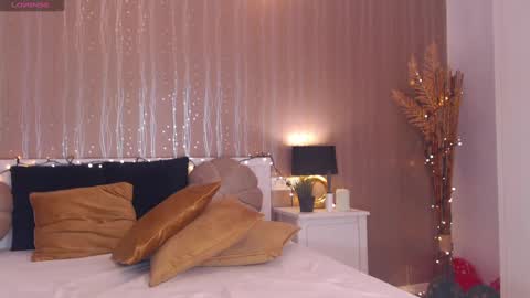 Snapshot of foxyadele_ chatting on 12-14-24, 09:07 Adela - Single mom. 40 y online show from 12-14-24, 09:07