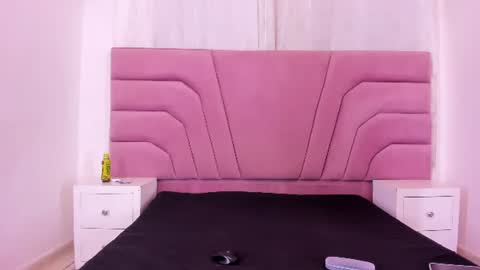 Snapshot of foxyhillx chatting on 06-12-26, 10:52 foxyhillx online show from 06-12-26, 10:52