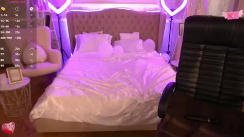 Snapshot of foxyshyyy chatting on 03-08-25, 10:22 Inna online show from 03-08-25, 10:22