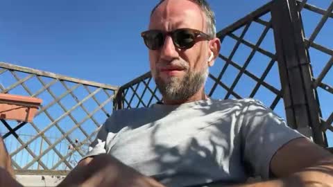 Snapshot of fra___ chatting on 10-28-25, 09:35 fra___ online show from 10-28-25, 09:35