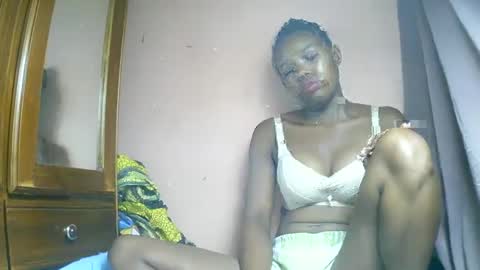 Snapshot of franciefrancie chatting on 03-02-25, 12:22 francilla online show from 03-02-25, 12:22