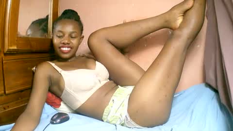 Snapshot of franciefrancie chatting on 03-02-25, 03:27 francilla online show from 03-02-25, 03:27