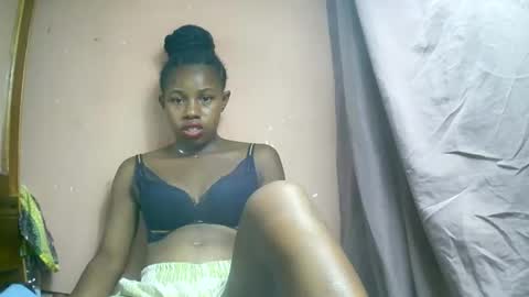 Snapshot of franciefrancie chatting on 03-04-25, 10:02 francilla online show from 03-04-25, 10:02