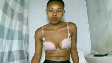 Snapshot of franciefrancie chatting on 10-08-25, 07:06 francilla online show from 10-08-25, 07:06