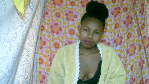 Snapshot of franciefrancie chatting on 10-19-25, 04:02 francilla online show from 10-19-25, 04:02