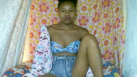 Snapshot of franciefrancie chatting on 10-20-25, 05:52 francilla online show from 10-20-25, 05:52