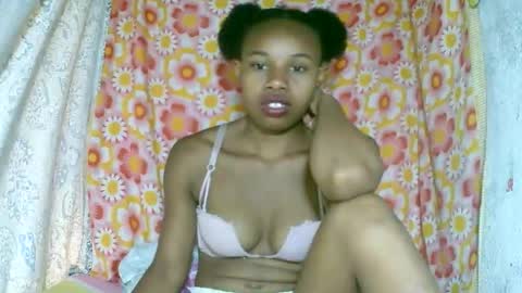 Snapshot of franciefrancie chatting on 11-18-25, 06:18 francilla online show from 11-18-25, 06:18