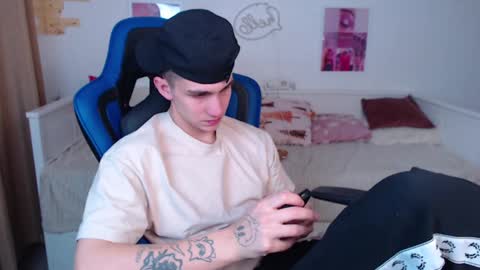 Snapshot of frank_mooree chatting on 12-28-24, 02:43 Frank online show from 12-28-24, 02:43