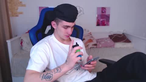 Snapshot of frank_mooree chatting on 01-06-25, 02:48 Frank online show from 01-06-25, 02:48