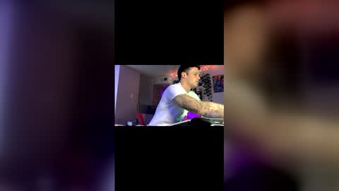 Snapshot of frankoafterdark chatting on 03-10-26, 07:30 Franco online show from 03-10-26, 07:30