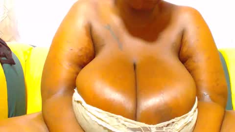 Snapshot of freakyboobsxx chatting on 02-12-25, 01:16 Kimmy online show from 02-12-25, 01:16