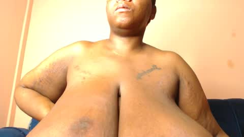 Snapshot of freakyboobsxx chatting on 07-12-26, 07:32 Kimmy online show from 07-12-26, 07:32