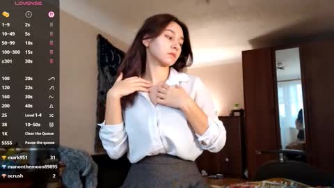 Mia online show from 11-17-25, 10:21