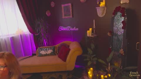 Snapshot of french_devotion chatting on 01-11-26, 02:33 Louise or Lou 3 online show from 01-11-26, 02:33