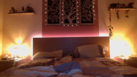 Snapshot of frenchhornybibs chatting on 12-28-24, 08:36 French Horny Bibs online show from 12-28-24, 08:36