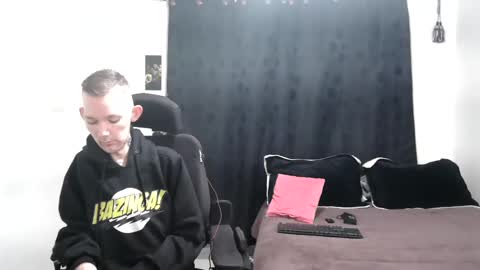 Snapshot of frenchroulette chatting on 12-31-24, 12:04 Thomas y Sophia online show from 12-31-24, 12:04