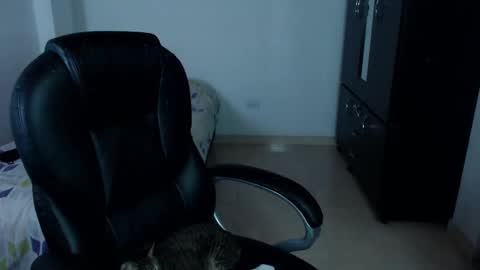 Snapshot of freud_x_louise1 chatting on 01-07-25, 02:10 Louise online show from 01-07-25, 02:10