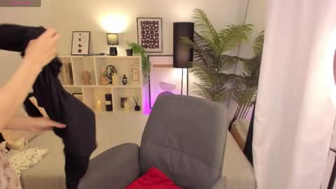 Snapshot of freya_bloss chatting on 06-07-26, 12:20 Laura online show from 06-07-26, 12:20
