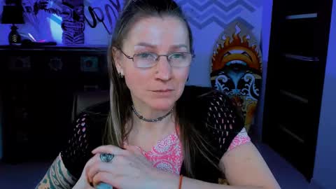 Snapshot of fridatander chatting on 02-28-25, 12:09 Frida Tander online show from 02-28-25, 12:09