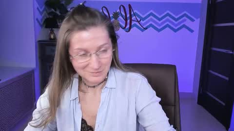 Snapshot of fridatander chatting on 03-10-25, 12:15 Frida Tander online show from 03-10-25, 12:15