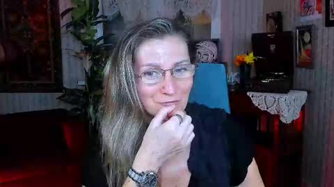 Snapshot of fridatander chatting on 09-14-25, 01:10 Frida Tander online show from 09-14-25, 01:10