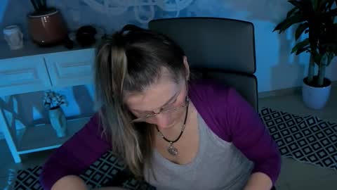 Snapshot of fridatander chatting on 11-27-25, 05:09 Frida Tander online show from 11-27-25, 05:09