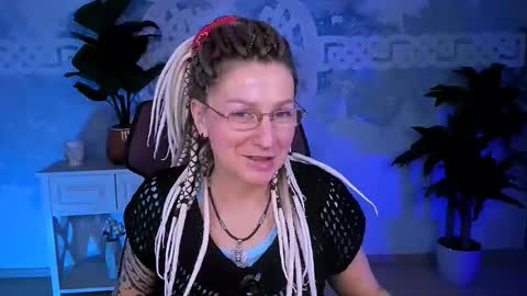 Snapshot of fridatander chatting on 12-15-25, 05:12 Frida Tander online show from 12-15-25, 05:12