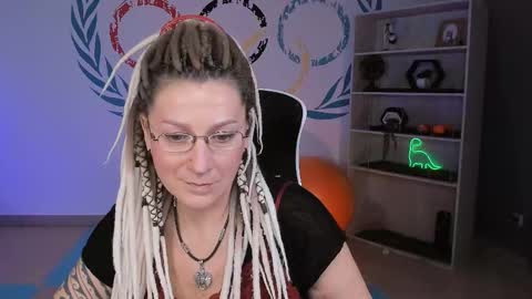 Snapshot of fridatander chatting on 12-21-25, 05:14 Frida Tander online show from 12-21-25, 05:14