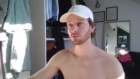 Snapshot of frozenyoga chatting on 02-01-25, 10:48 frozenyoga online show from 02-01-25, 10:48