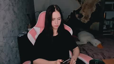 Snapshot of funny_bunny23 chatting on 12-21-25, 05:20 Eva online show from 12-21-25, 05:20