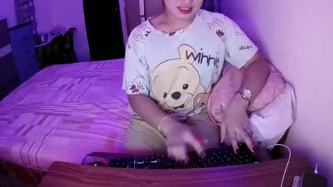 Snapshot of future_bride chatting on 12-18-25, 01:11 future_bride online show from 12-18-25, 01:11